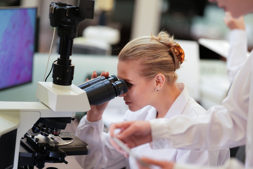 A,Biotech,Engineer,Uses,An,Advanced,Digital,Microscope,With,Ai